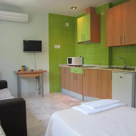 Aparthotel Dona Reyes 2*